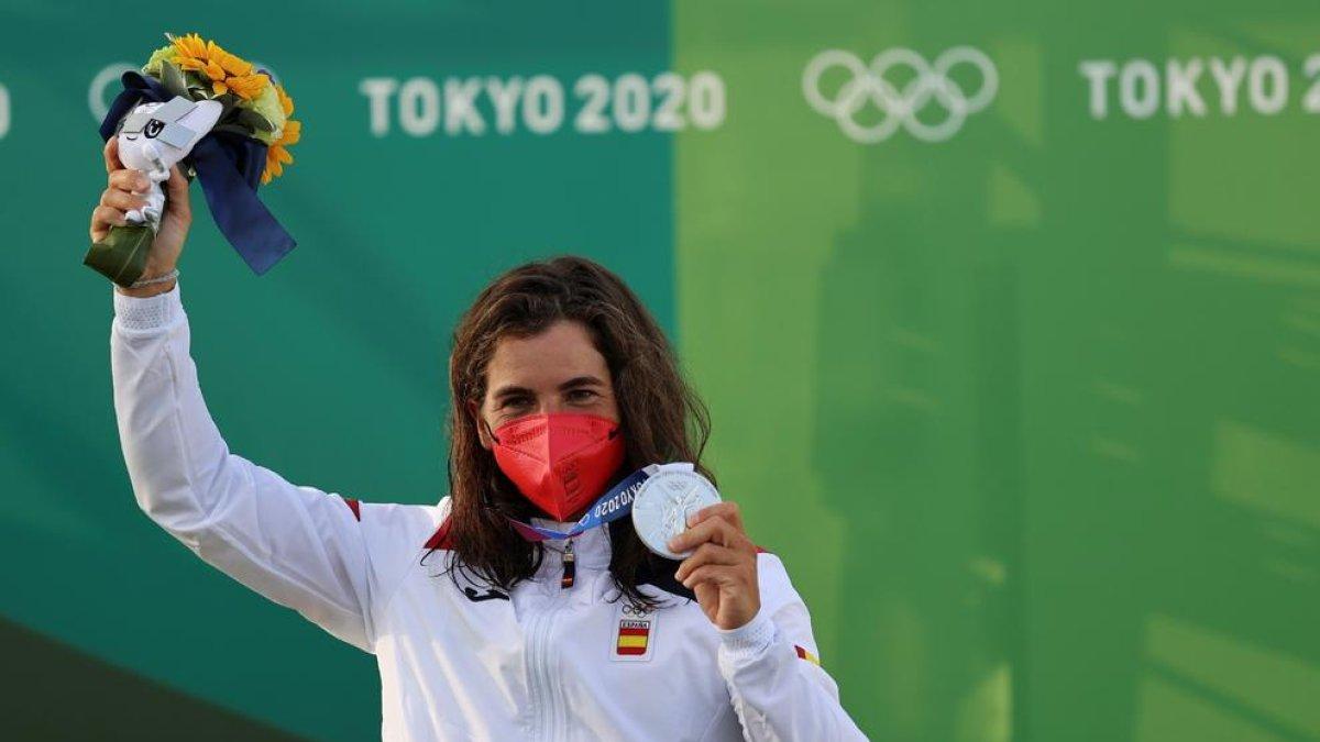 Maialen Chourraut muestra la plata conquistada en los Juegos Olímpicos de Tokio.