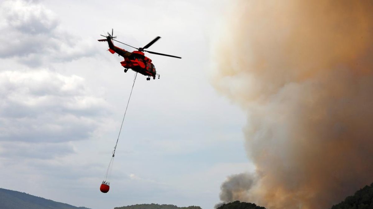 Un helicóptero trabajando en el fuego de Santa Coloma de Queralt.