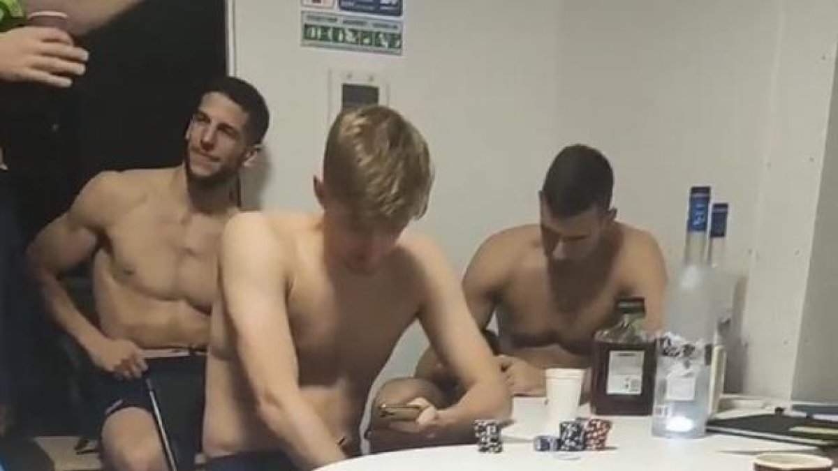 Los jugadores eslovenos, rodeados de botellas en la villa olímpica.