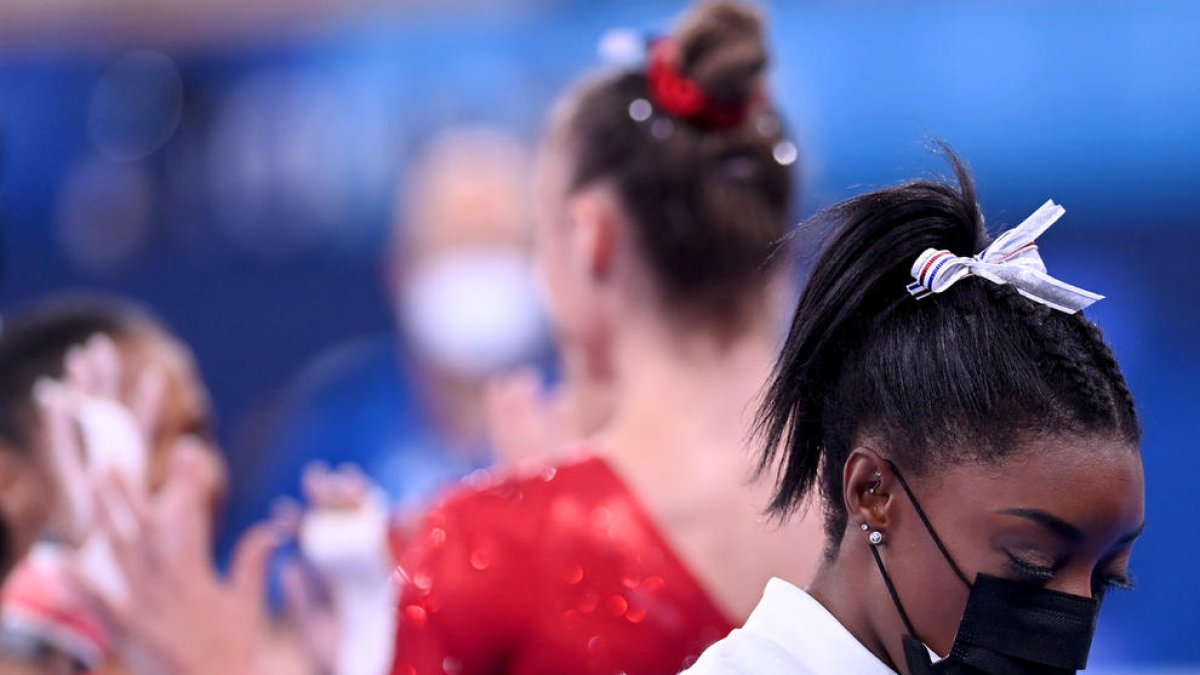 Simon Biles, cabizbaja, tras abandonar la competición por equipos víctima de la presión.