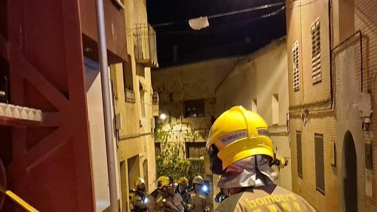 Bombers que ahir a la matinada van treballar en l’extinció de l’incendi a Almenar.