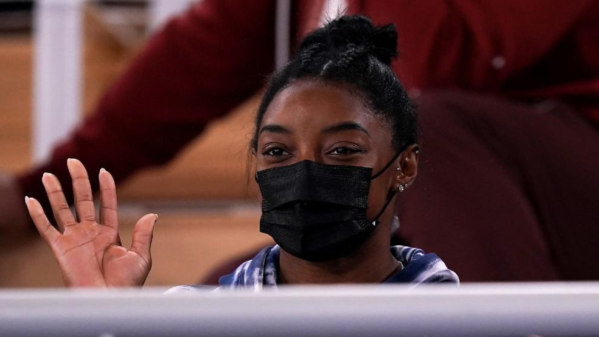 Simone Biles, ayer animando a su equipo desde la grada.