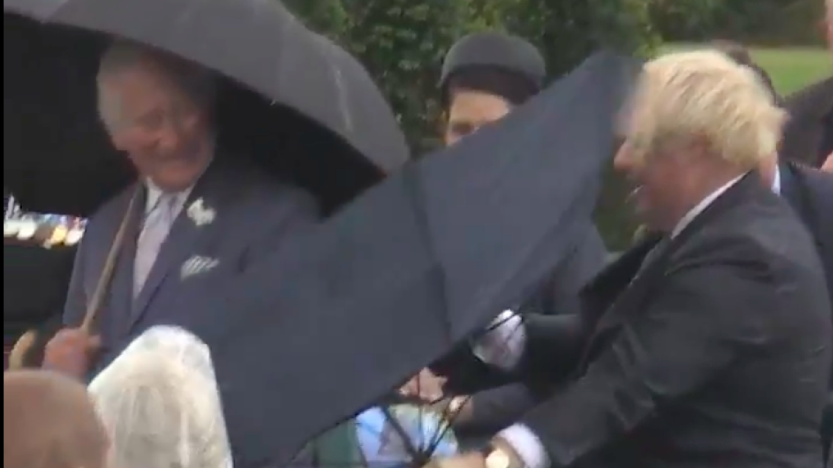 El vídeo de Boris Johnson peleándose con un paraguas: una escena digna de Mr. Bean