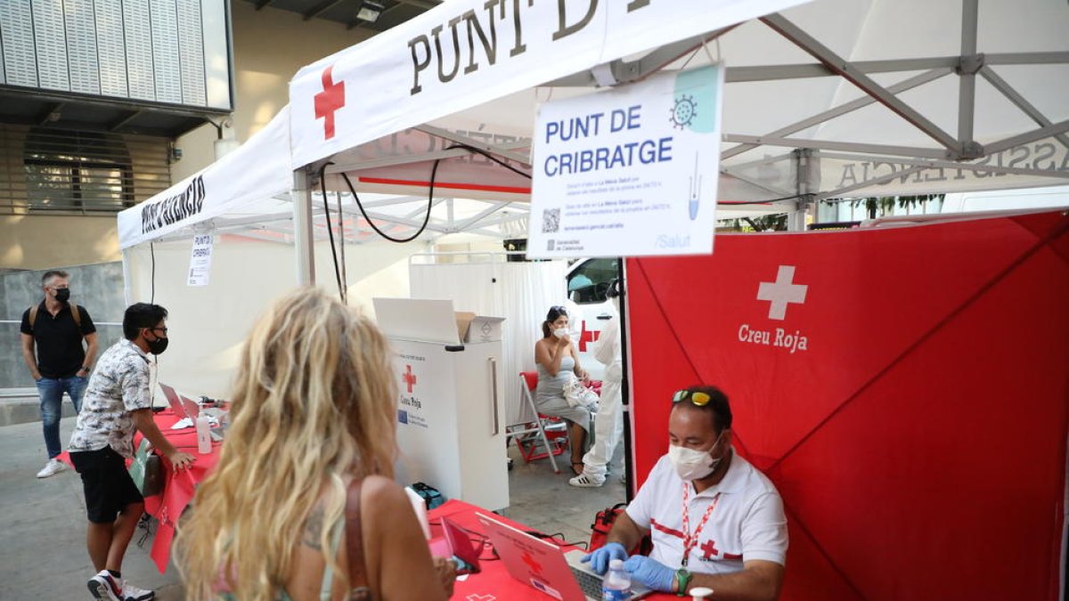 Siguen los cribajes a jóvenes - Cruz Roja, con la colaboración del departamento de Salud y la Paeria, llevó a cabo ayer el tercer cribaje de pruebas PCR de este mes en Lleida a 90 personas de 16 a 30 años. A diferencia de las anteriores ocasi ...