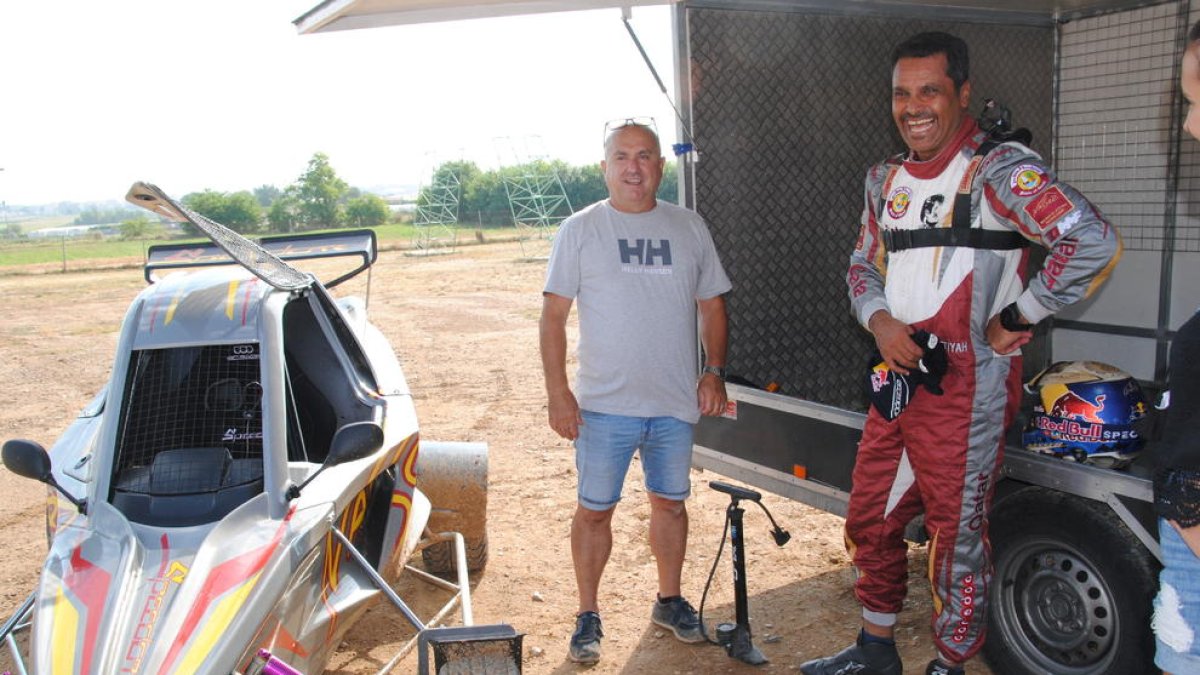 Nasser Al-Attiyah, junto a Delfí Lahoz y su nuevo Speed Car serigrafiado con su nombre.