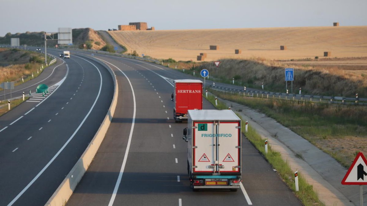Camiones circulando ayer por la autovía A-14.