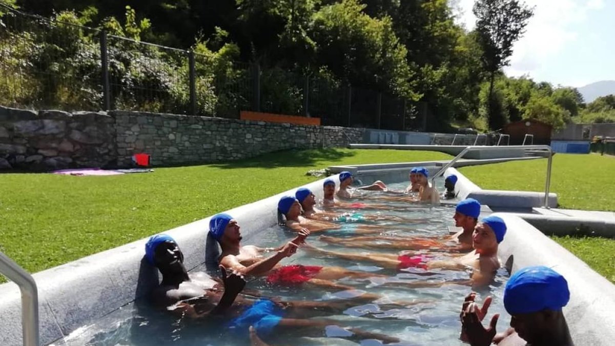 Jugadores del Lleida Esportiu, ayer en un momento de relax durante el ‘stage’ de Aran.