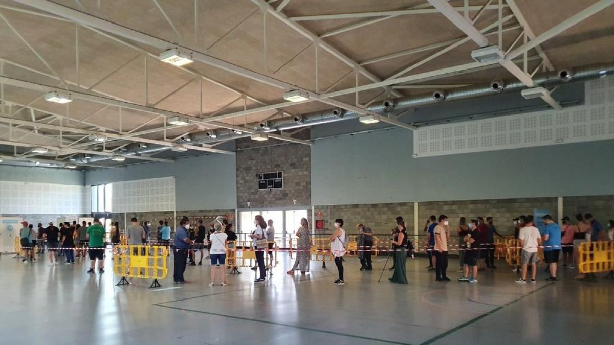 Marató a la Seu - Un total de tres-centes persones majors de divuit anys van participar ahir en una marató de vacunació de la Covid a la Seu d’Urgell en què se’ls va administrar Moderna. A Lleida, 278.265 persones tenen una dosi (62,7% de l ...