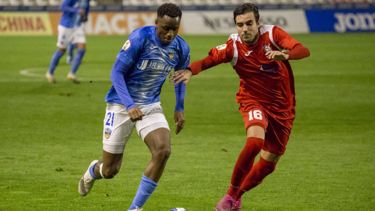 Neeskens pugna amb Alpha, en un partit de la temporada passada.
