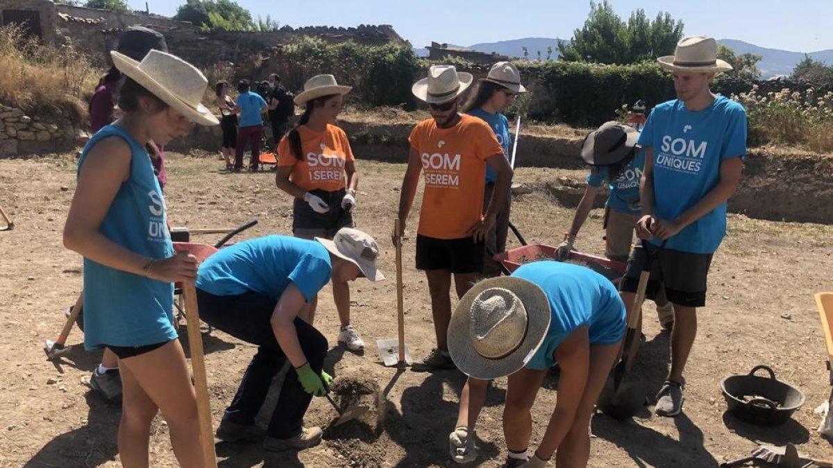 Algunos de los jóvenes participantes en el campo de trabajo internacional de Isona.