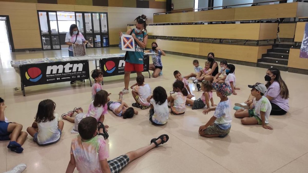 Joves de Camarasa dissenyen un mural col·lectiu amb l'artista Foxy