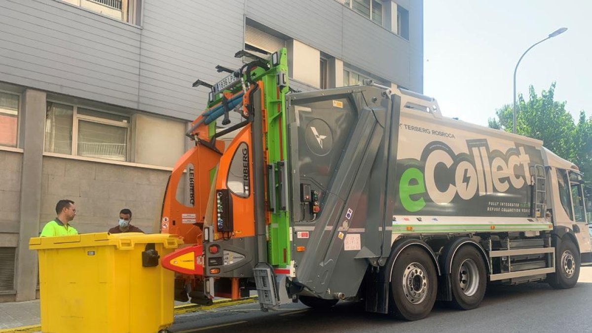 Imatge del camió de recollida posterior de residus de 26 tones.