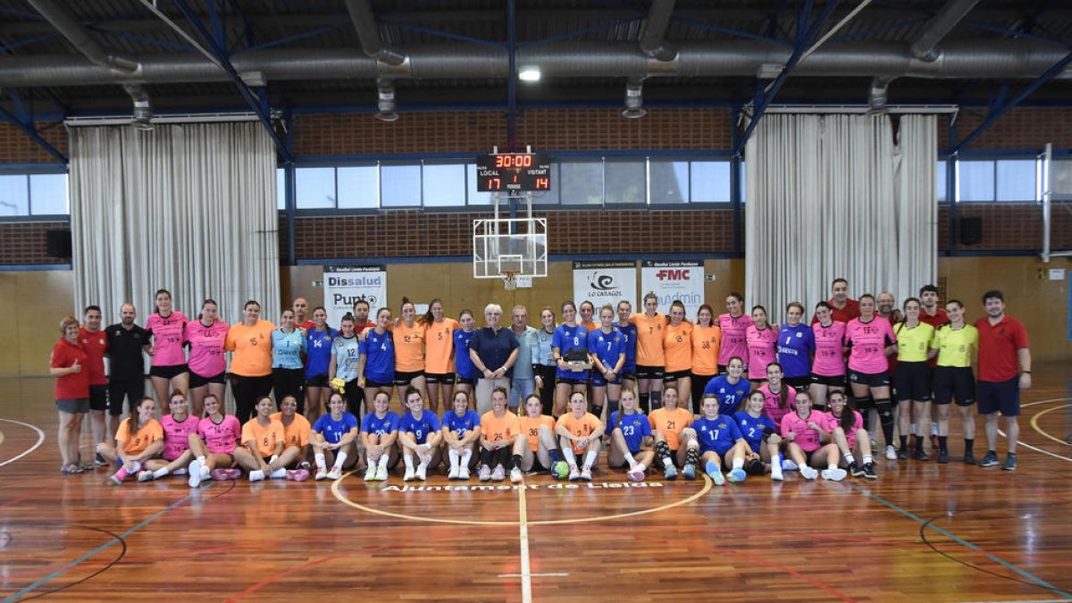 Les jugadores dels tres equips que van participar ahir en el Ciutat de Lleida van posar juntes al pavelló de Pardinyes.