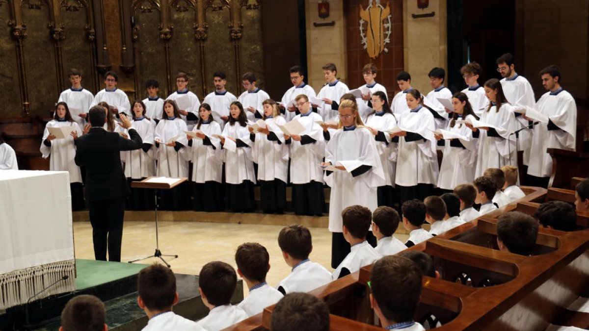 Debuta el histórico coro mixto de la Escolanía de Montserrat, con dos leridanos