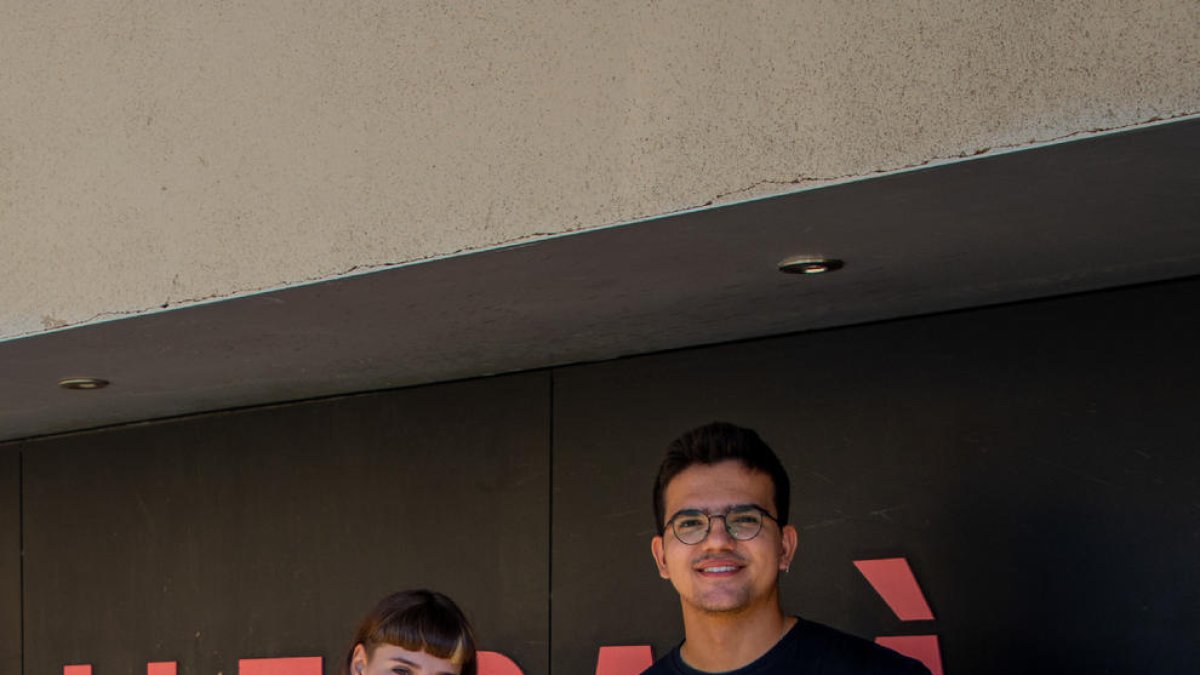 Laia Quinquillà y Joan Maria Añé ante la sede del Orfeó Lleidatà, donde ambos se iniciaron en la música.