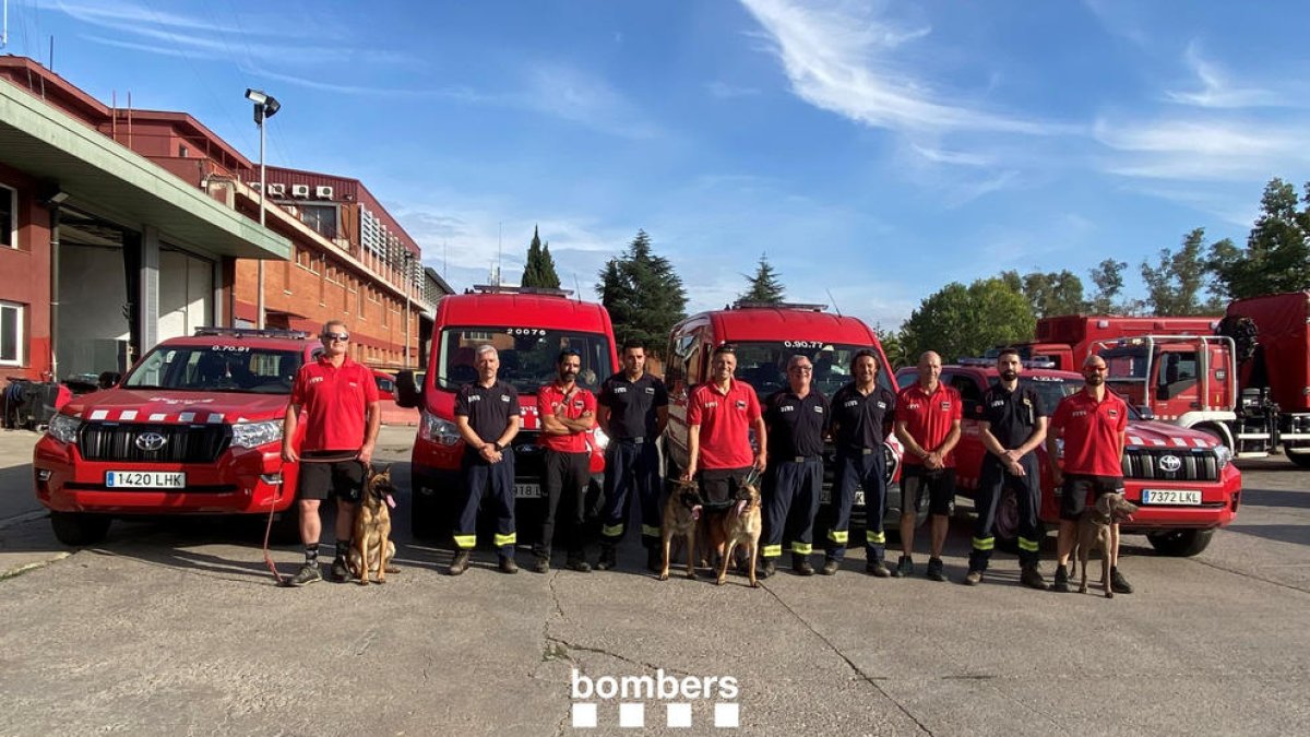 Salida de la expedición de los Bomberos, entre ellos Jaume Canela, de Almacelles (a la derecha).