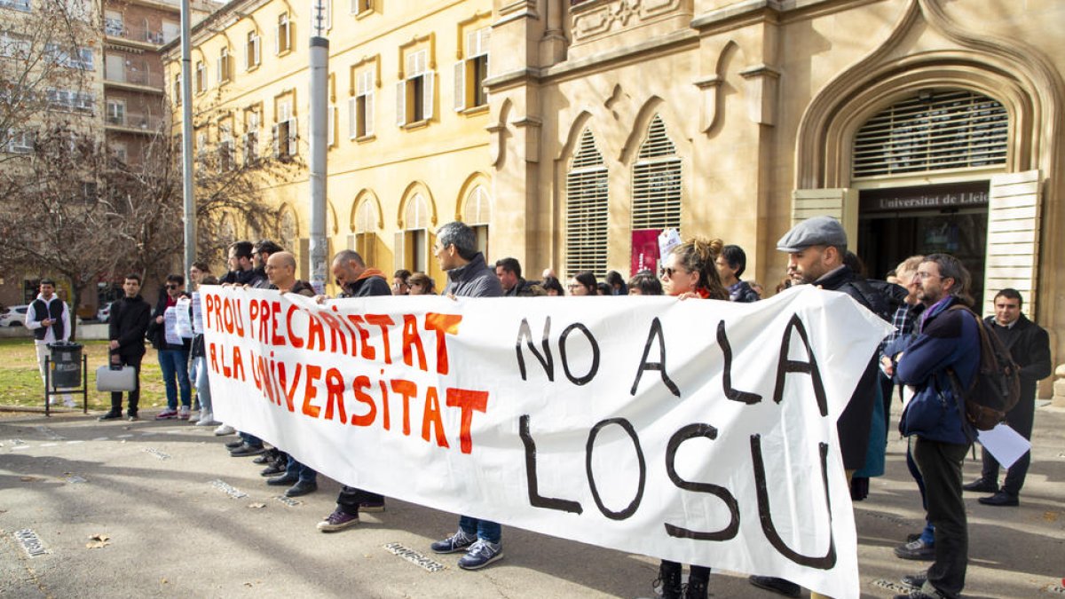 Imagen de una protesta de profesores asociados, personal de servicios y alumnos de la UdL.