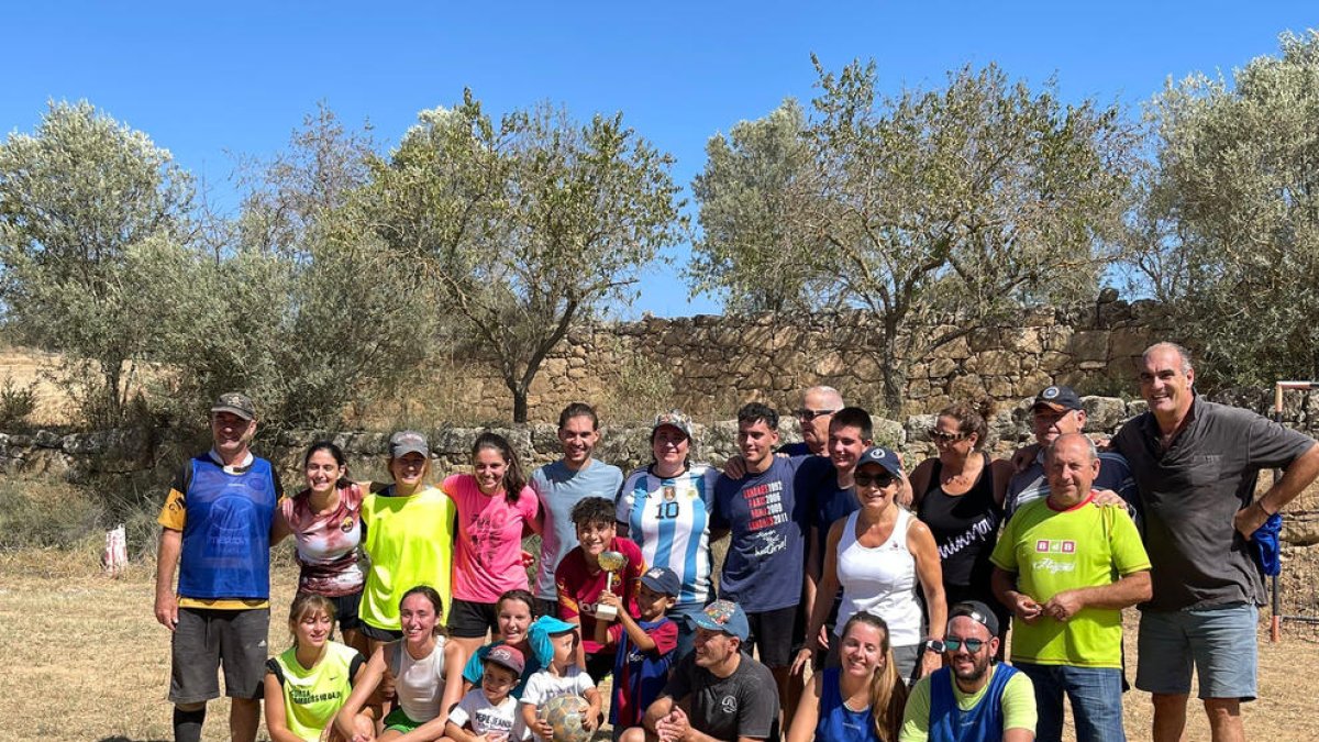 Participantes en el partido de fútbol entre solteros y casados, el domingo en Ribelles.