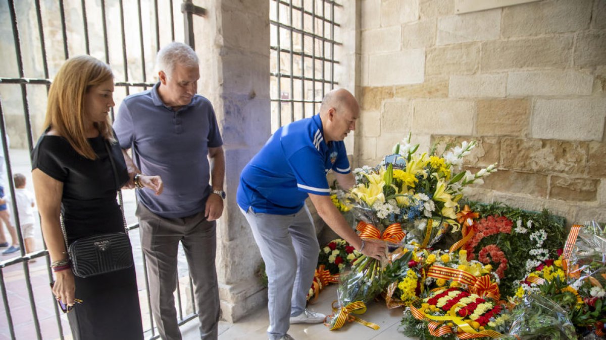 El Lleida participó ayer en la ofrenda floral en el Roser.