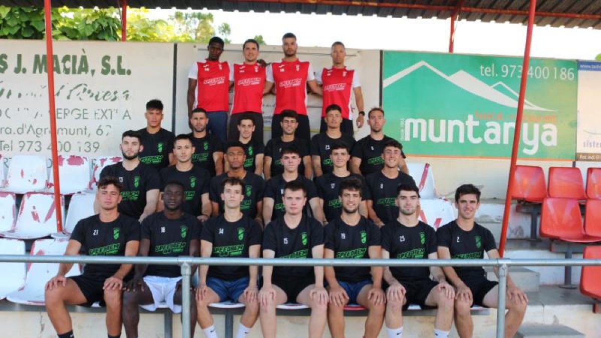 Foto de grupo de la plantilla y el cuerpo técnino del Artesa de Segre el primer día de pretemporada.