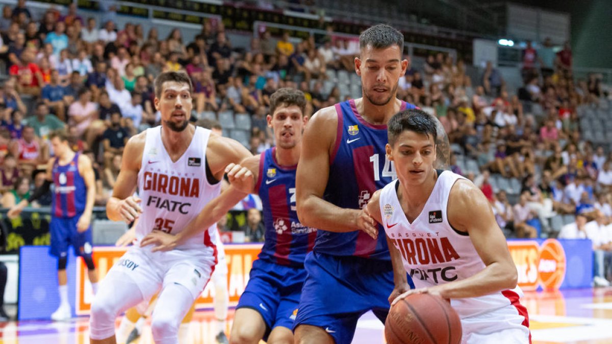 Juani Marcos, exjugador del Força Lleida ahora en el Girona, controla un balón ante el mundialista Willy Hernangómez.