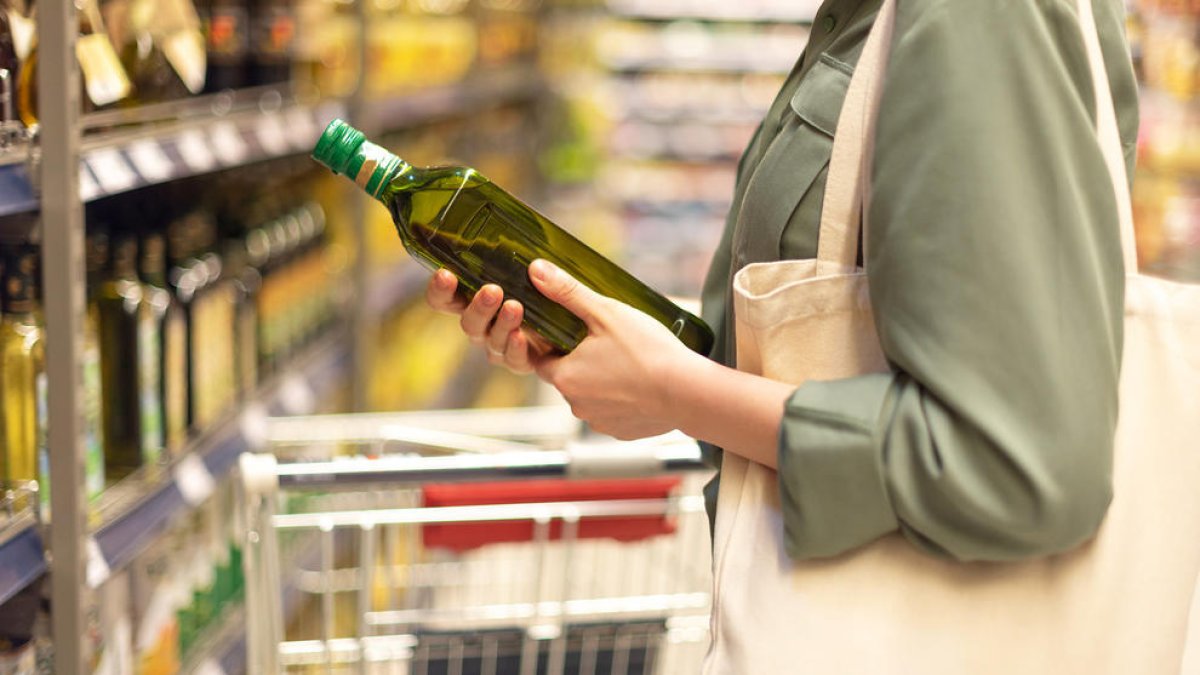El aceite de oliva se mantiene como uno de los pilares en la cesta de la compra de los hogares.