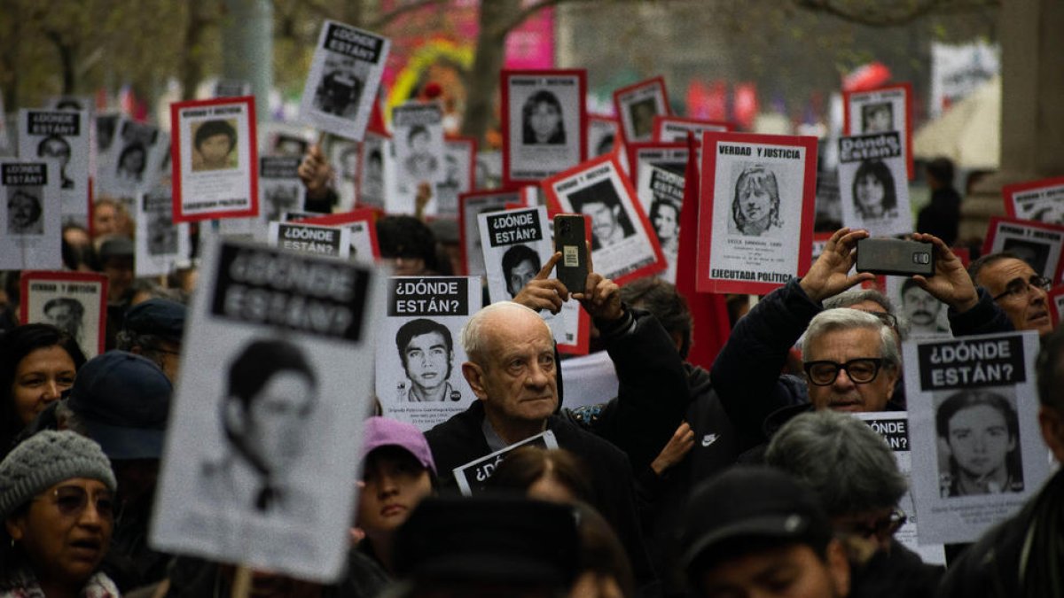 Miles de chilenos salen a la calle con fotos de desaparecidos.