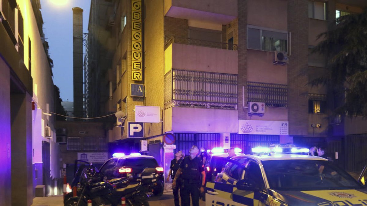 La Policía Nacional en el exterior de la vivienda de Granada.