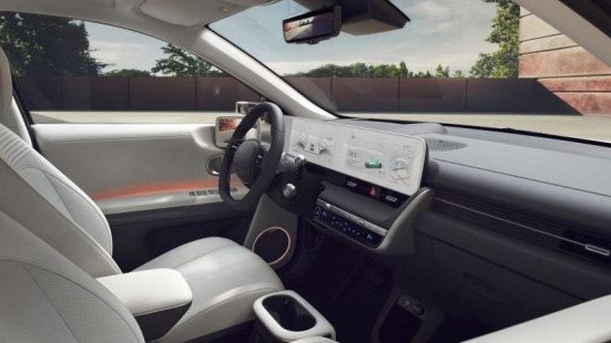Hyundai IONIQ 5, amb retrovisor central digital DCM