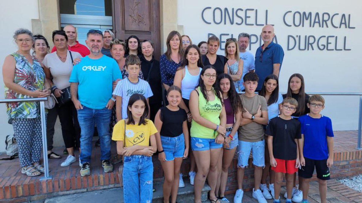 Algunas familias con representantes del consell y Educación.
