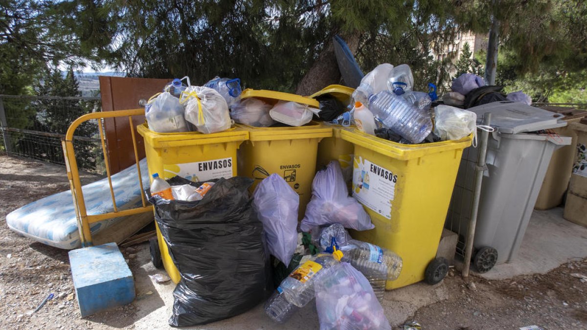 Basura apilada en contenedores de envases en el Camí dels Pagesos de Cervera.