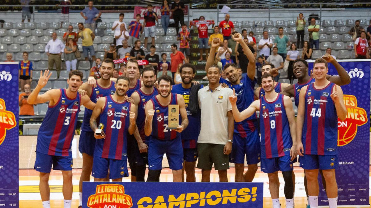 La plantilla del Barcelona celebra el títol aconseguit ahir al Barris Nord de Lleida