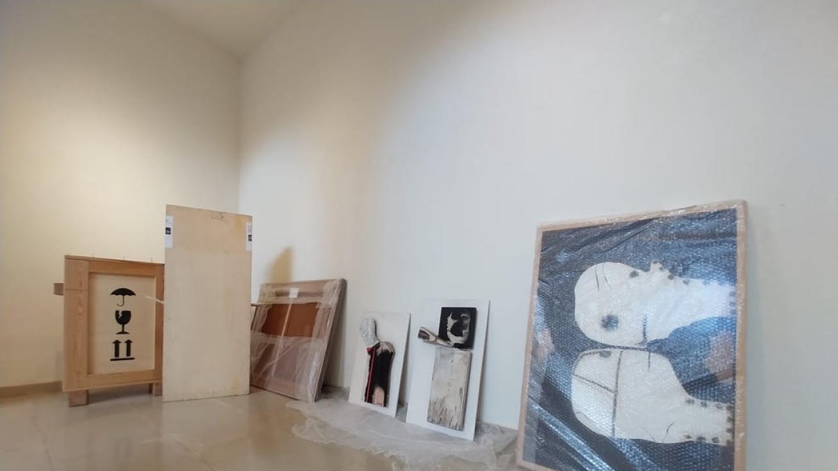 Obras de Guinovart de las series ‘Caps’ y ‘Sobre les decapitaciones de Pere IV’, ayer en pleno montaje.
