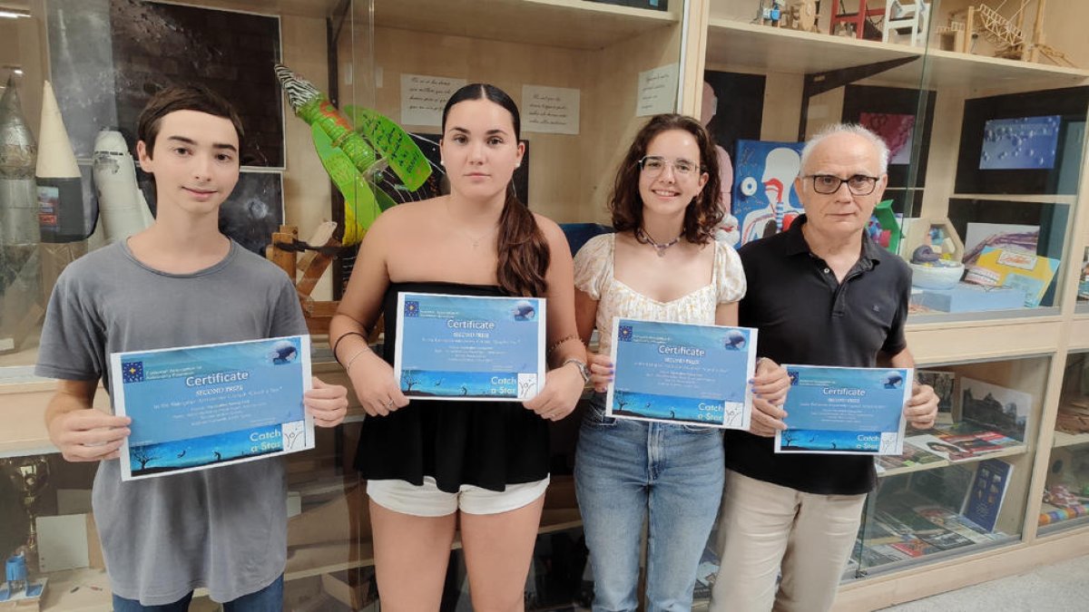 Los autores del proyecto premiado junto a su tutor, el profesor Anicet Cosialls, del Institut Guindàvols.