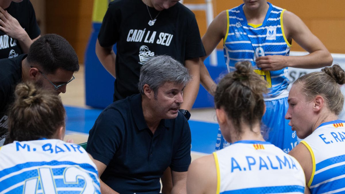 Fabián Téllez dona instruccions a les jugadores.