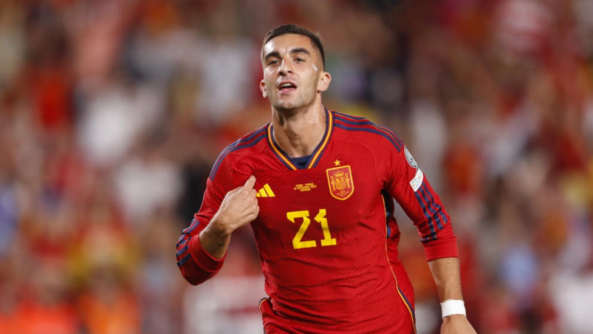 Ferran Torres celebra un dels dos gols que va anotar ahir.