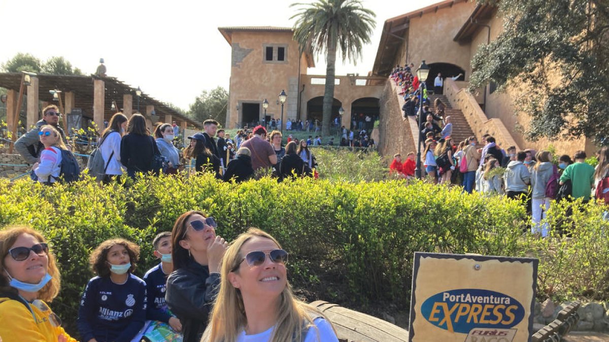 Colas para subir a una atracción en Port Aventura.