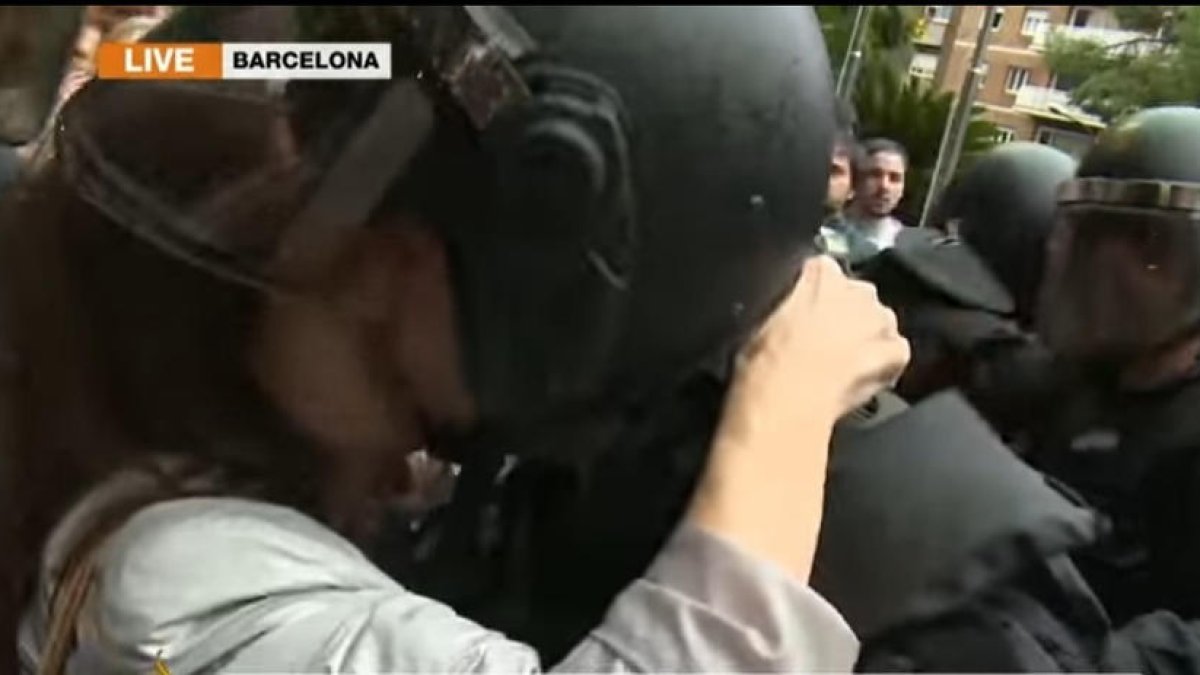 Un mitjà de comunicació va gravar i emetre el petó en directe.