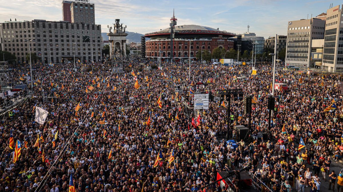 La plaça Espanya de Barcelona es va omplir de gom a gom dilluns amb motiu de la Diada.