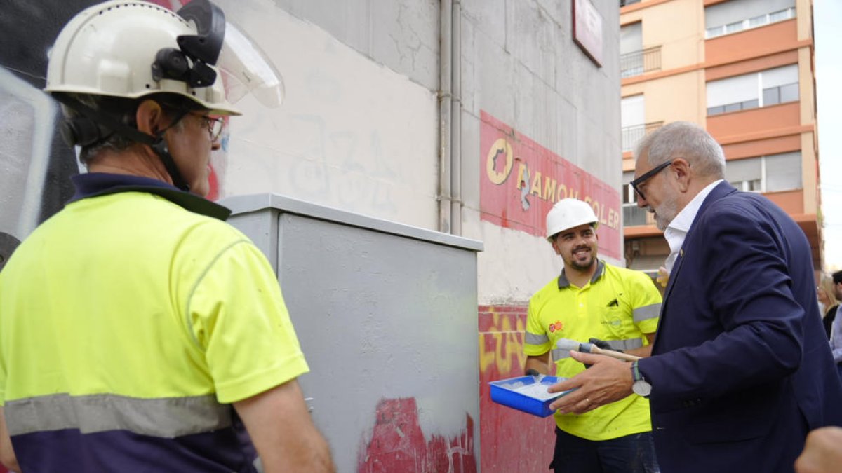 Larrosa, saludando ayer a dos operarios que pintan un transformador eléctrico.