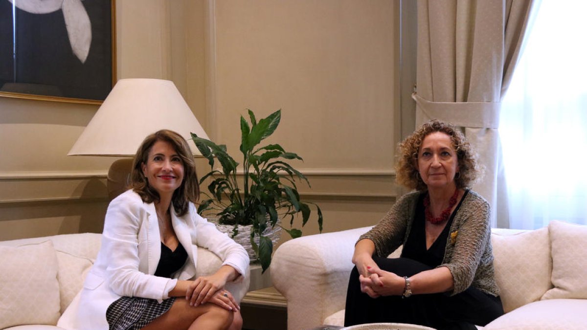 La ministra de Transports, Raquel Sánchez, amb la consellera de Territori, Ester Capella, durant la reunió al Ministeri de Transports.