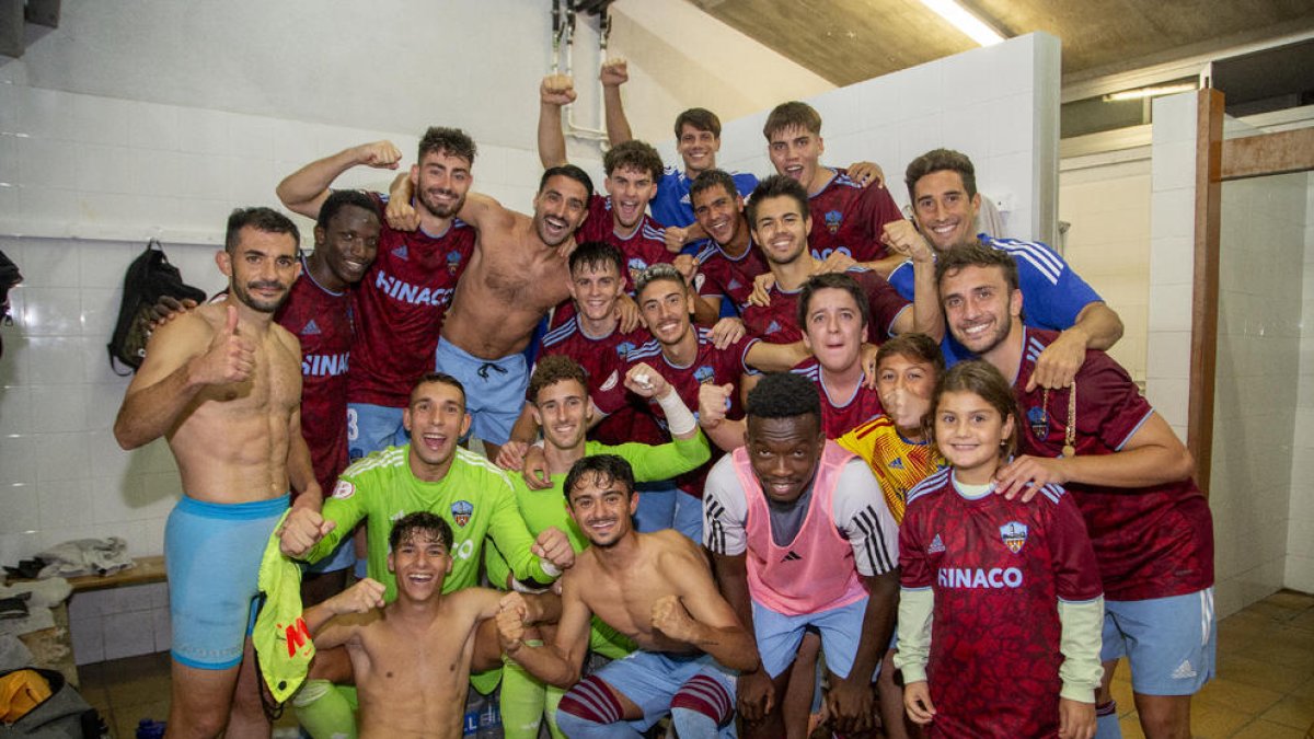 Els jugadors del Lleida celebren al vestidor haver passat ronda i el bon moment pel qual travessa l’equip.