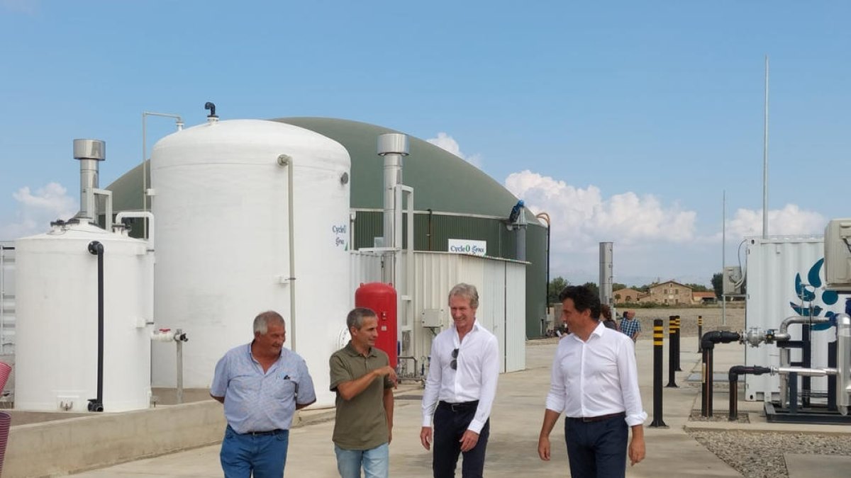 Domingo Serret, titular de la explotación ganadera, con los representantes de la empresa Cycle0 ayer en la inaguración.