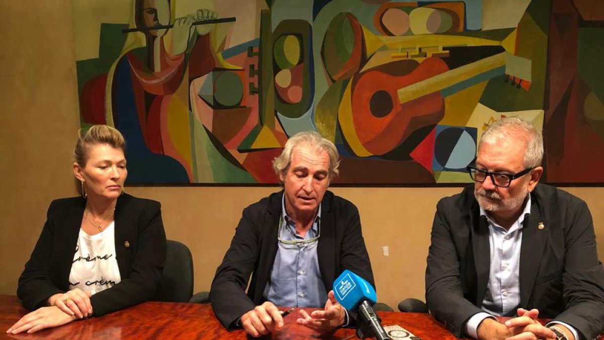L’edil d’Urbanisme, el representant de Magraners 88 i Larrosa.