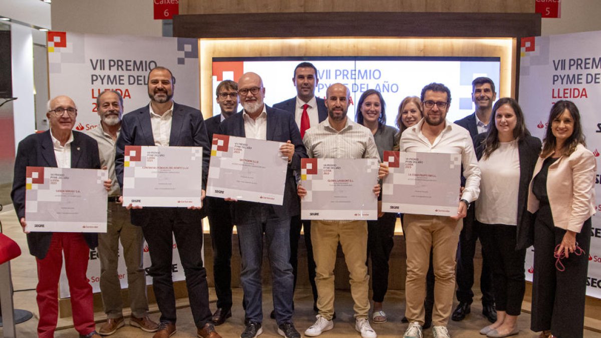 Els guardonats, amb els organitzadors del Premi Pime de l’any 2023.