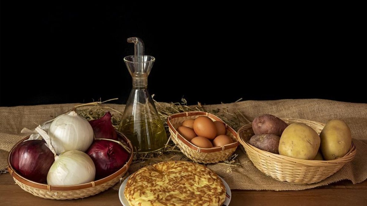 Así prefieren los españoles la tortilla de patatas, según el CIS