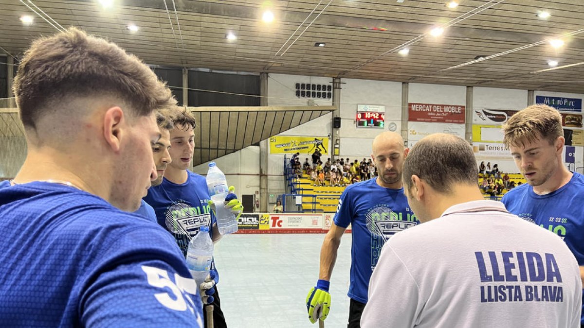 Los jugadores del Lleida Llista reciben instrucciones de Edu Amat.