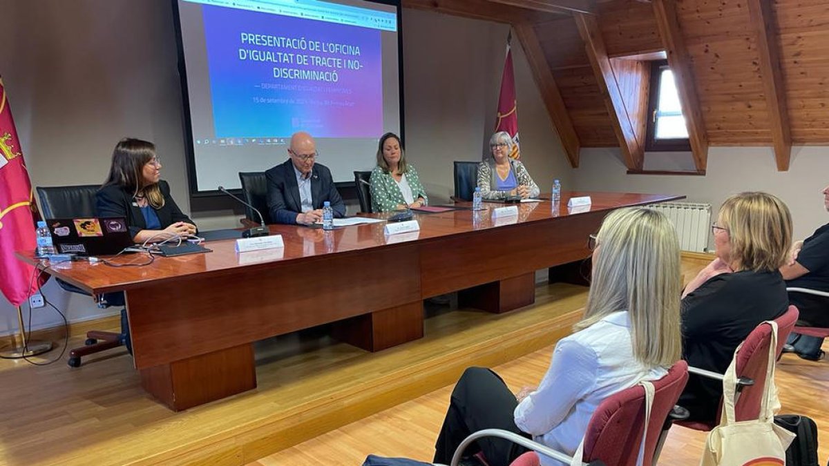 Manuela Fernández i Josep Castells, delegat de la Generalitat, entre els participants en l’acte.
