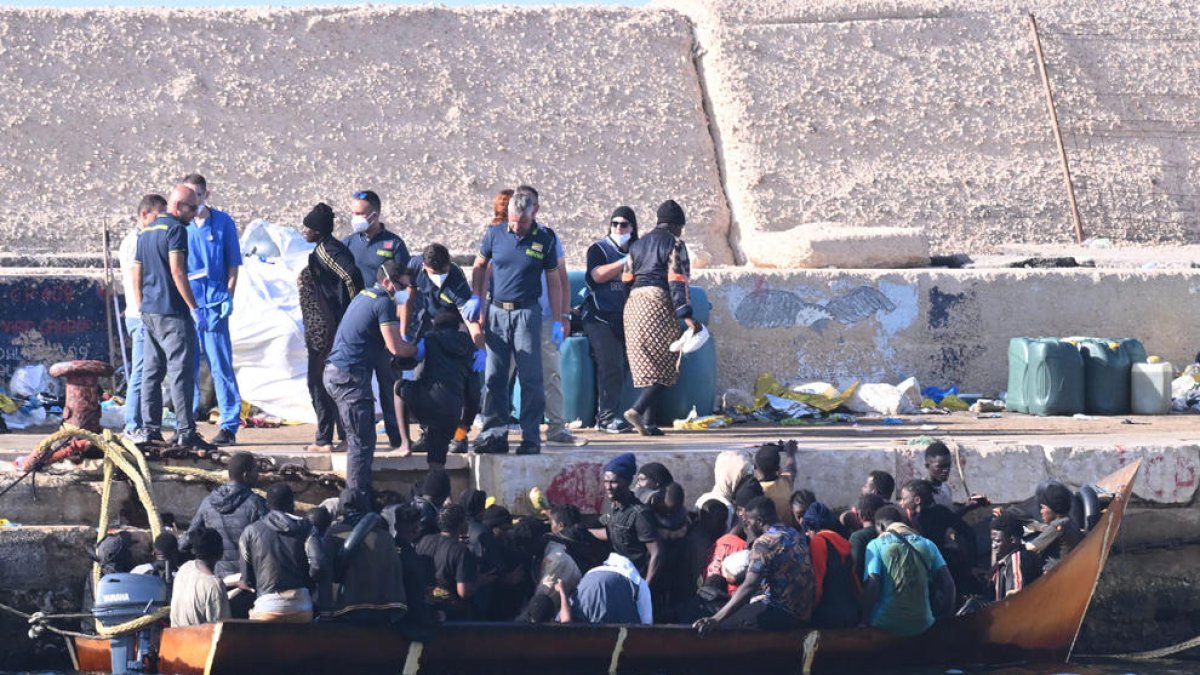 Una barcaza con inmigrantes a bordo llega a las costas de la isla italiana de Lampedusa, ayer.