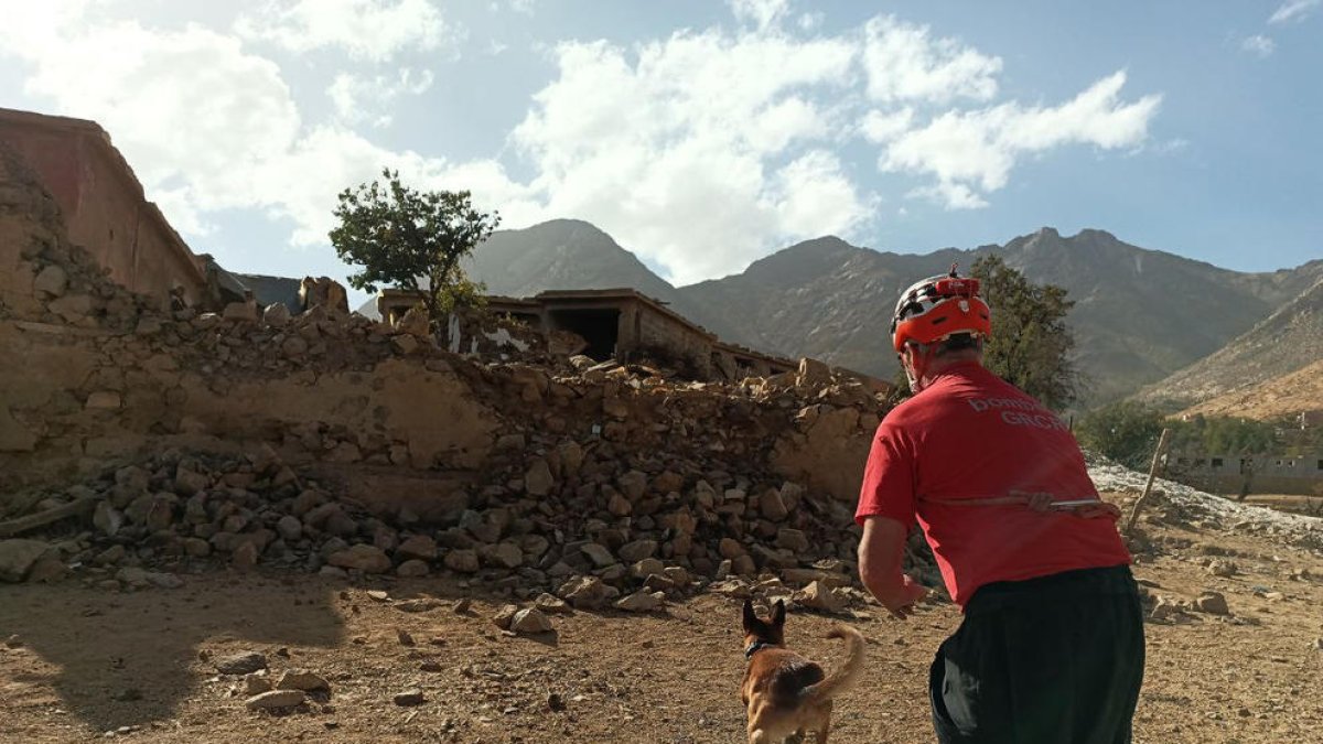 Uno de los efectivos de Bomberos en Tigouga.